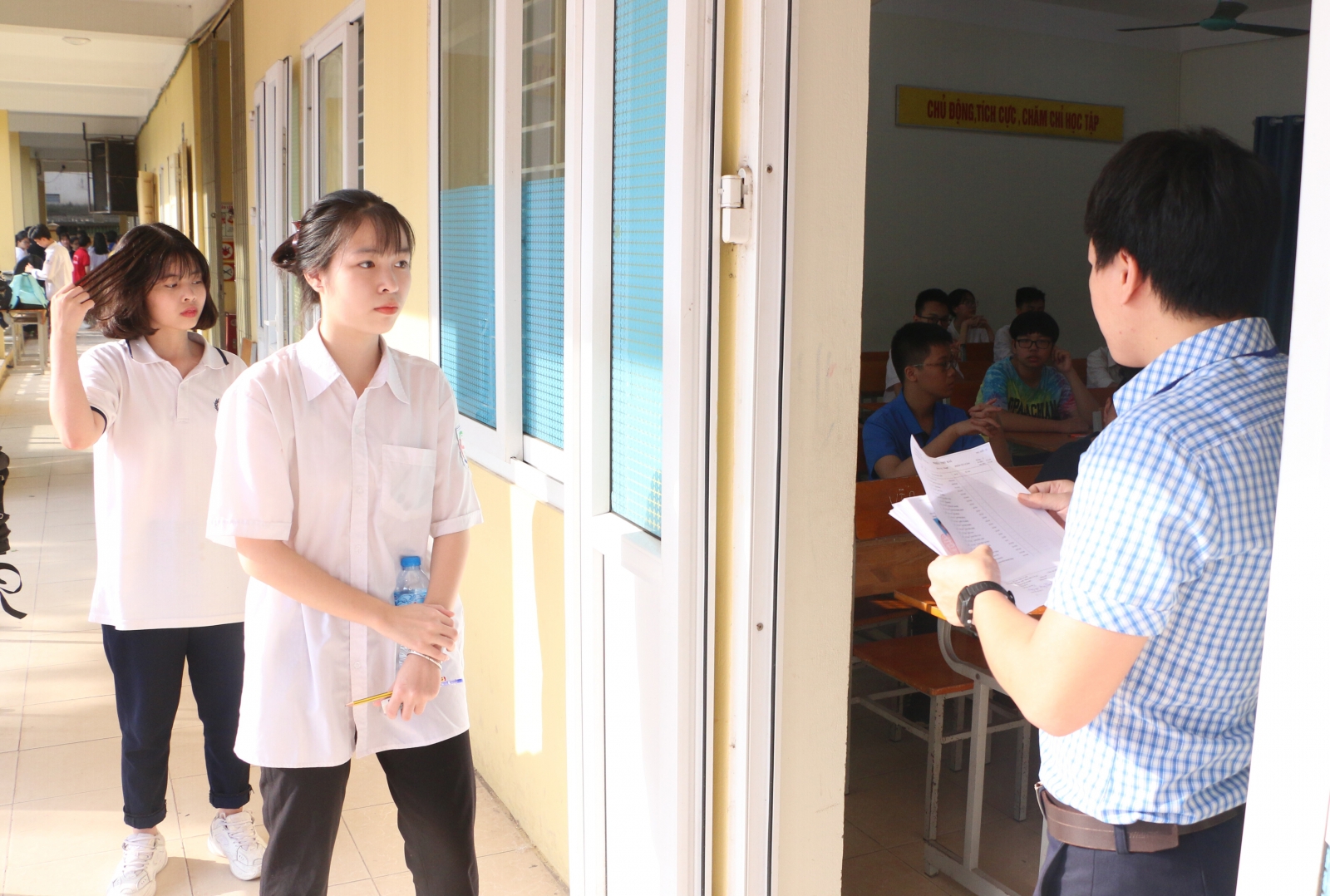 Hà Nội: "Đổi màu dịch", học sinh khối 12 quận Cầu Giấy dừng học trực tiếp từ ngày 8/1