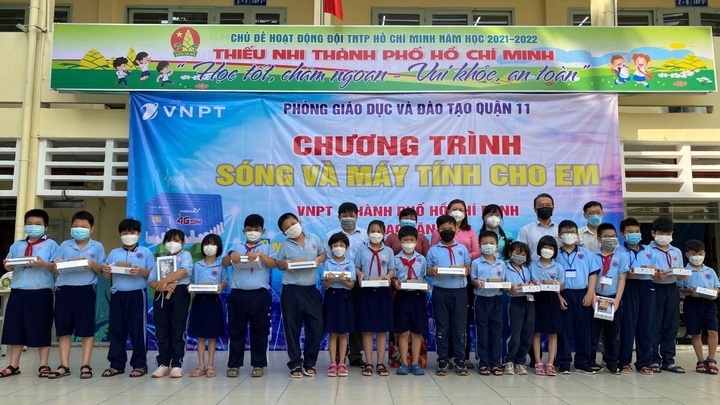 TPHCM: 113 học sinh có hoàn cảnh khó khăn được tặng máy tính bảng