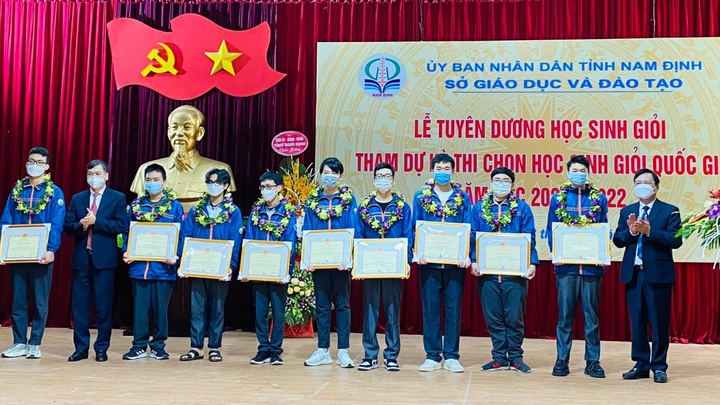 Nam Định tuyên dương 92 học sinh giỏi tiêu biểu năm học 2021-2022