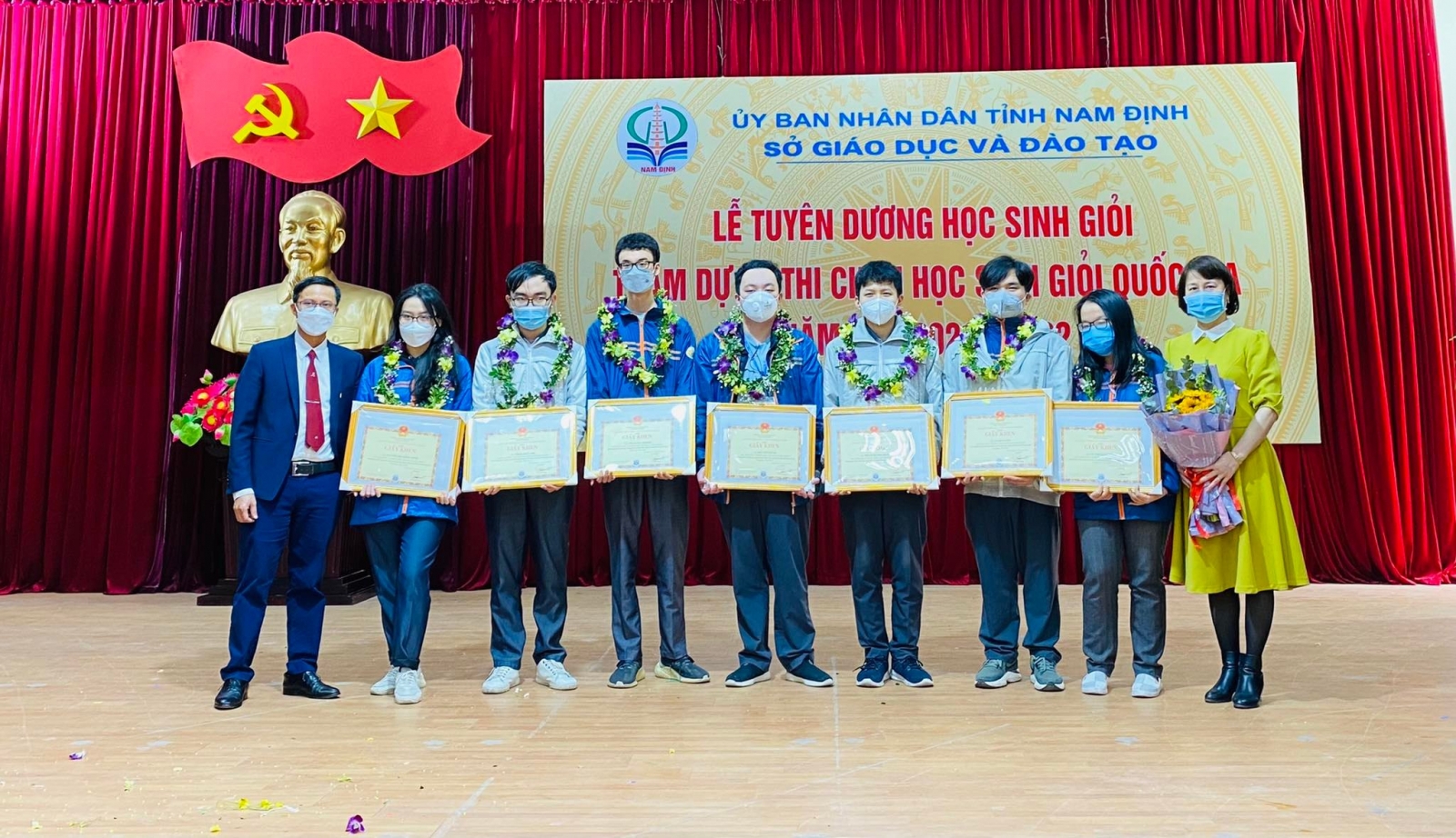 Nam Định tuyên dương 92 học sinh giỏi tiêu biểu năm học 2021-2022 - Ảnh minh hoạ 3