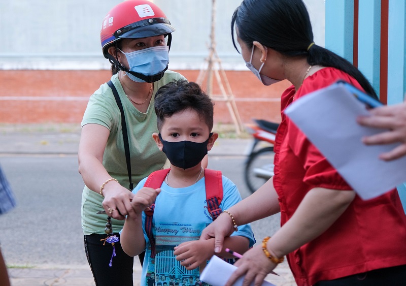 Hình ảnh học sinh vui mừng ngày đầu trở lại trường - Ảnh minh hoạ 6