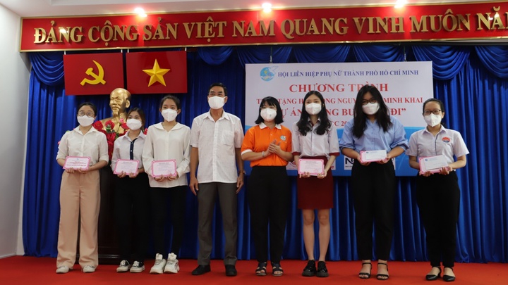 Học bổng tiếp bước trẻ em nghèo đến trường