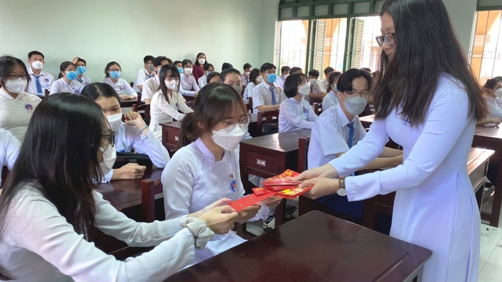 Học sinh Tiền Giang sôi nổi buổi học đầu sau nghỉ dài vì dịch