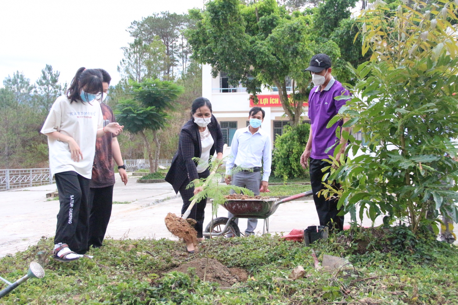 Sở Giáo dục và Đào tạo Kon Tum tặng quà học sinh vùng dịch - Ảnh minh hoạ 2