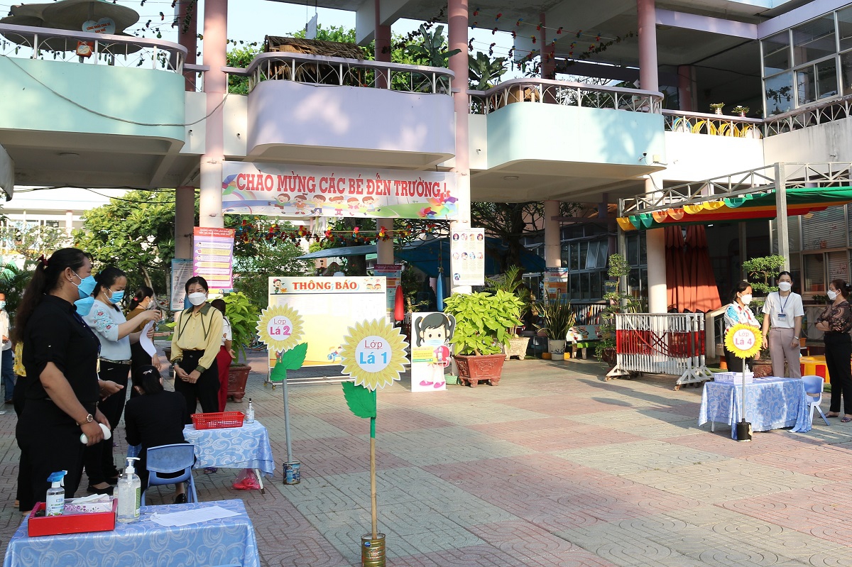 Tiền Giang: Học sinh nhiều khối lớp hân hoan đến trường học trực tiếp - Ảnh minh hoạ 2