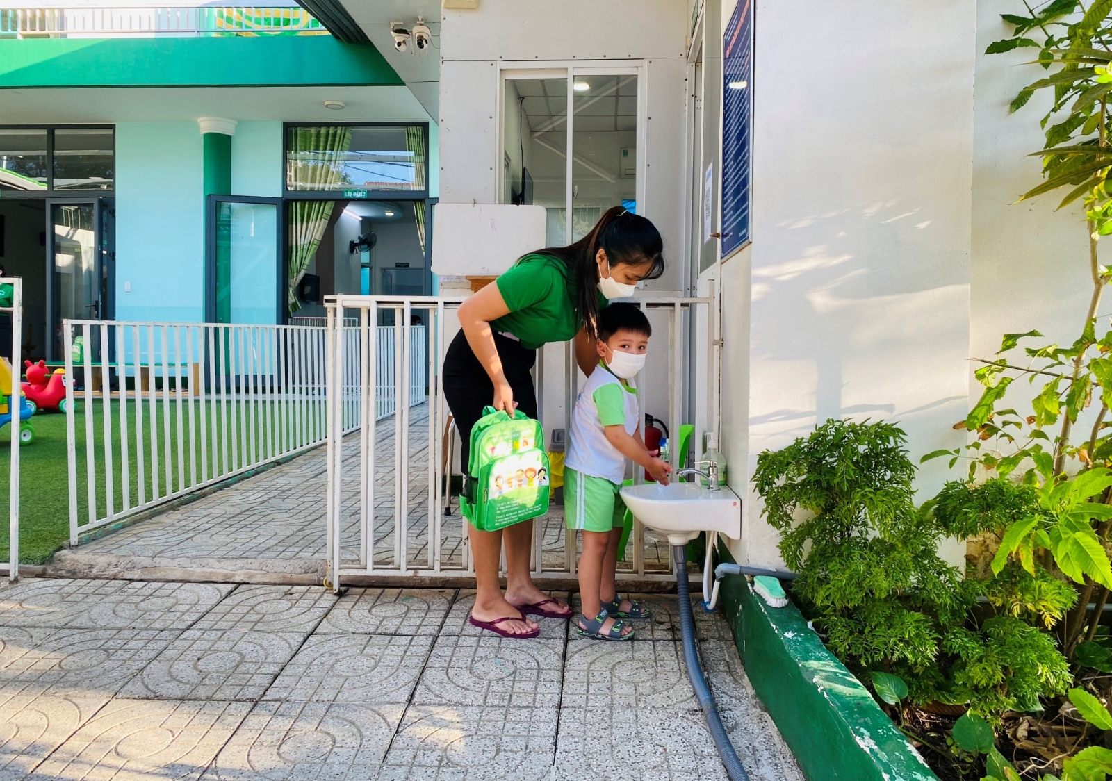 Hình ảnh trẻ mầm non, học sinh tiểu học TPHCM vui mừng trở lại trường - Ảnh minh hoạ 9