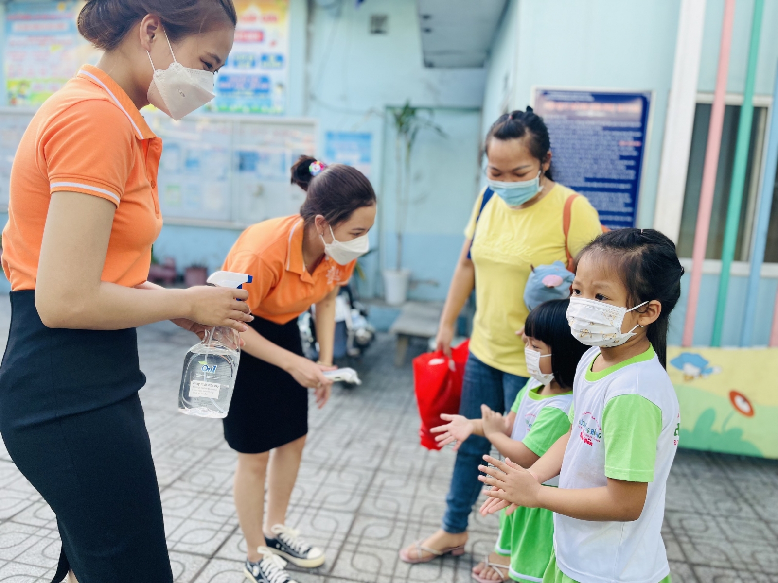 Hình ảnh trẻ mầm non, học sinh tiểu học TPHCM vui mừng trở lại trường - Ảnh minh hoạ 6