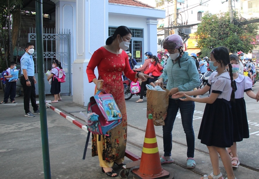 Hình ảnh trẻ mầm non, học sinh tiểu học TPHCM vui mừng trở lại trường - Ảnh minh hoạ 5