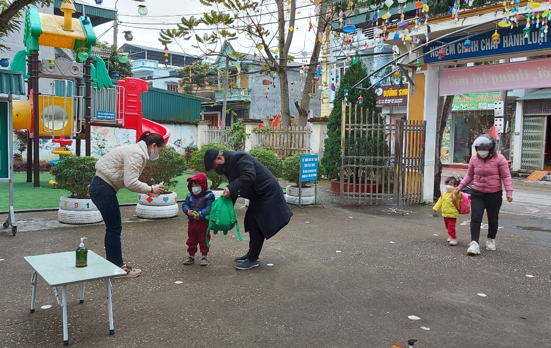 Trường Mầm non Thị trấn Than Uyên kiểm tra thân nhiệt cho trẻ.