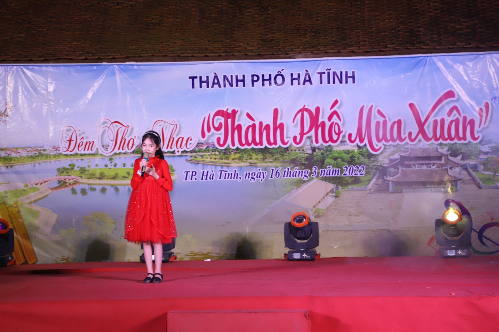 Thầy cô, học sinh Hà Tĩnh “cháy hết mình” trong đêm thơ “Thành phố mùa xuân” - Ảnh minh hoạ 5