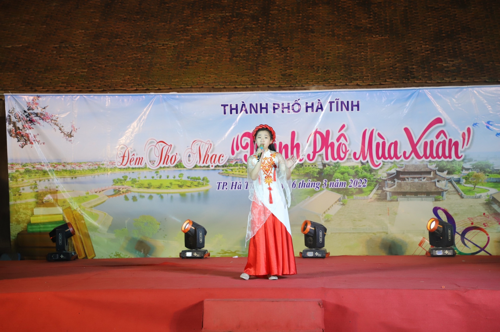 Thầy cô, học sinh Hà Tĩnh “cháy hết mình” trong đêm thơ “Thành phố mùa xuân” - Ảnh minh hoạ 3