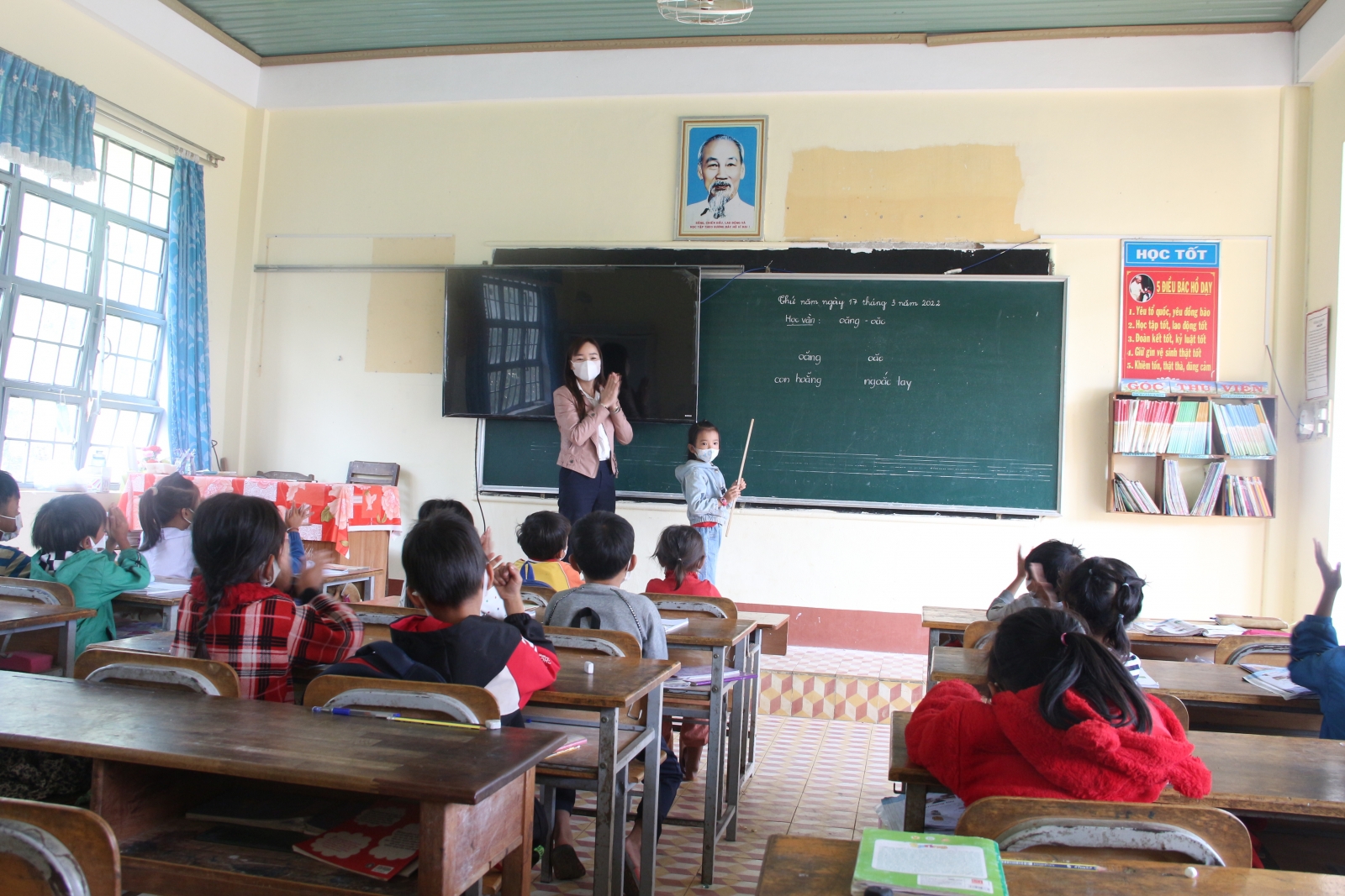 Bù đắp kiến thức cho học sinh bán trú: Ôn bài vào buổi tối, lên chòi giao bài tập - Ảnh minh hoạ 2