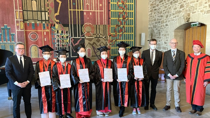 32 sinh viên Y khoa Việt Nam nhận bằng tốt nghiệp tại Đức