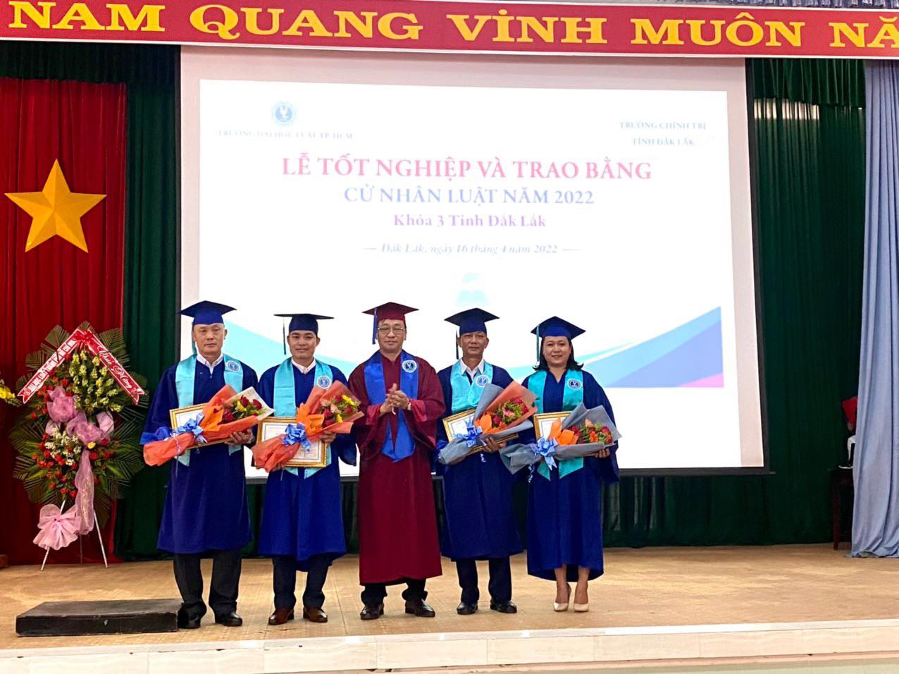 Trường ĐH Luật TPHCM trao bằng cử nhân cho 98 cán bộ, công chức tỉnh Đăk Lắk - Ảnh minh hoạ 2