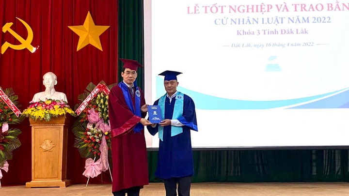 Trường ĐH Luật TPHCM trao bằng cử nhân cho 98 cán bộ, công chức tỉnh Đăk Lắk