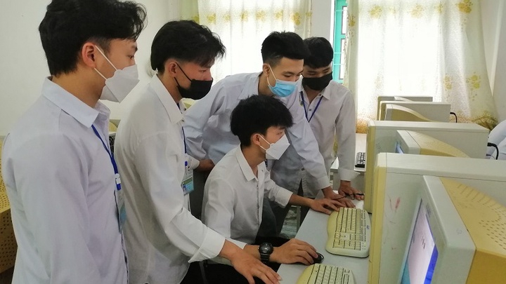 Đăng ký thi tốt nghiệp THPT trực tuyến: Nỗi lo "đường truyền" của trường vùng khó