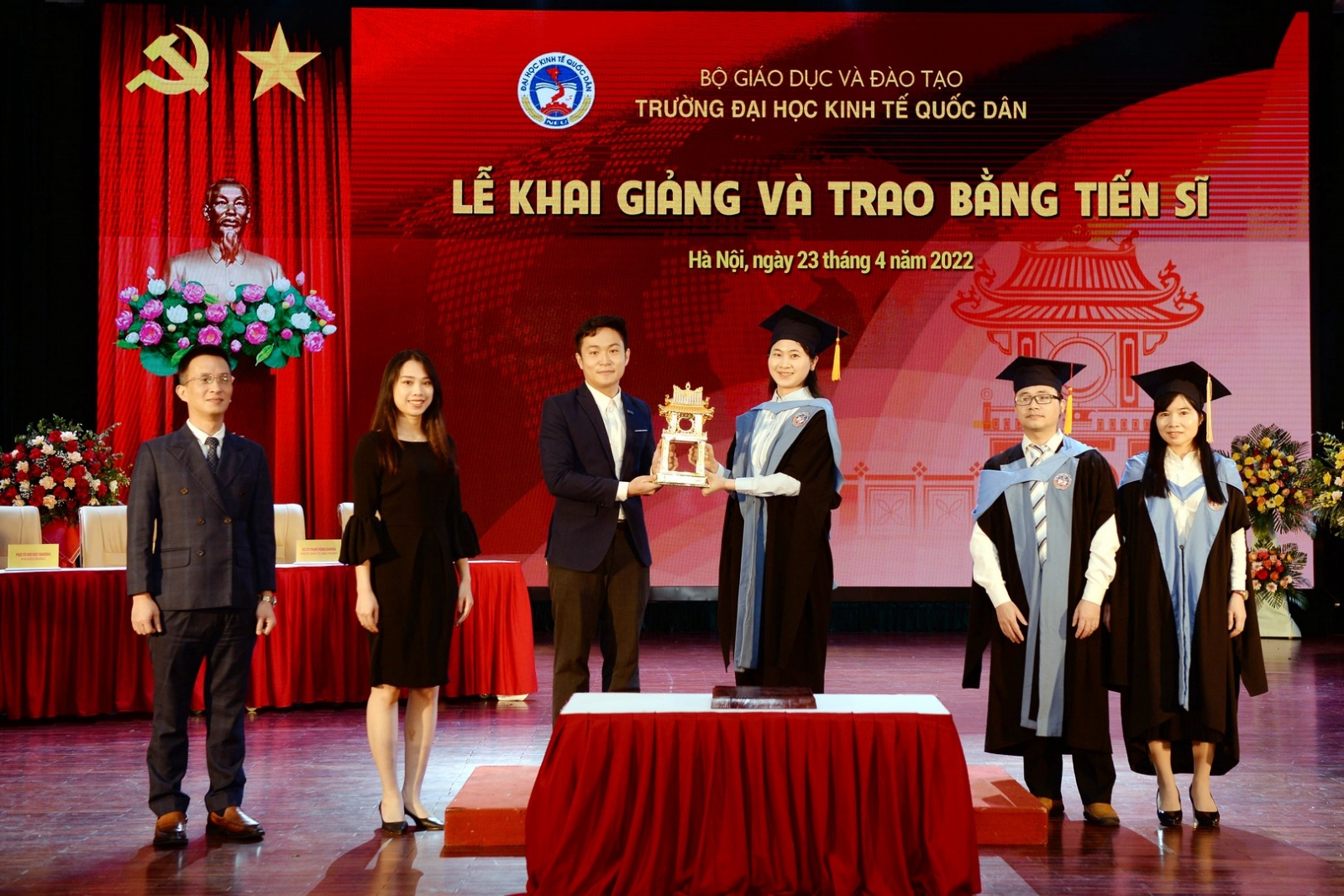 Trường Đại học Kinh tế Quốc dân trao bằng cho 106 tân khoa Tiến sĩ - Ảnh minh hoạ 2