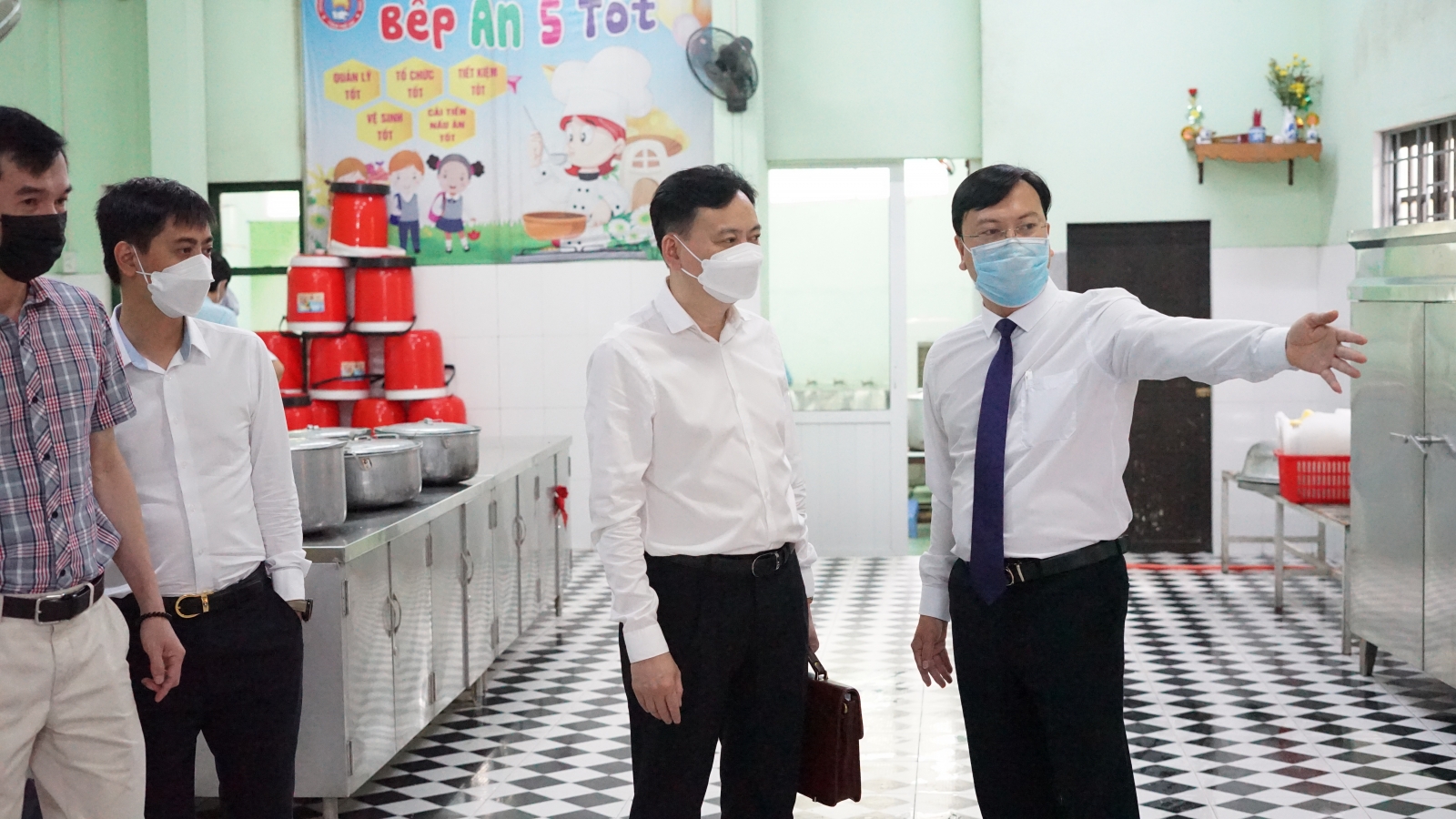 Đoàn công tác của Bộ GD&ĐT kiểm tra cơ sở vật chất trường học tại Thừa Thiên - Huế - Ảnh minh hoạ 2
