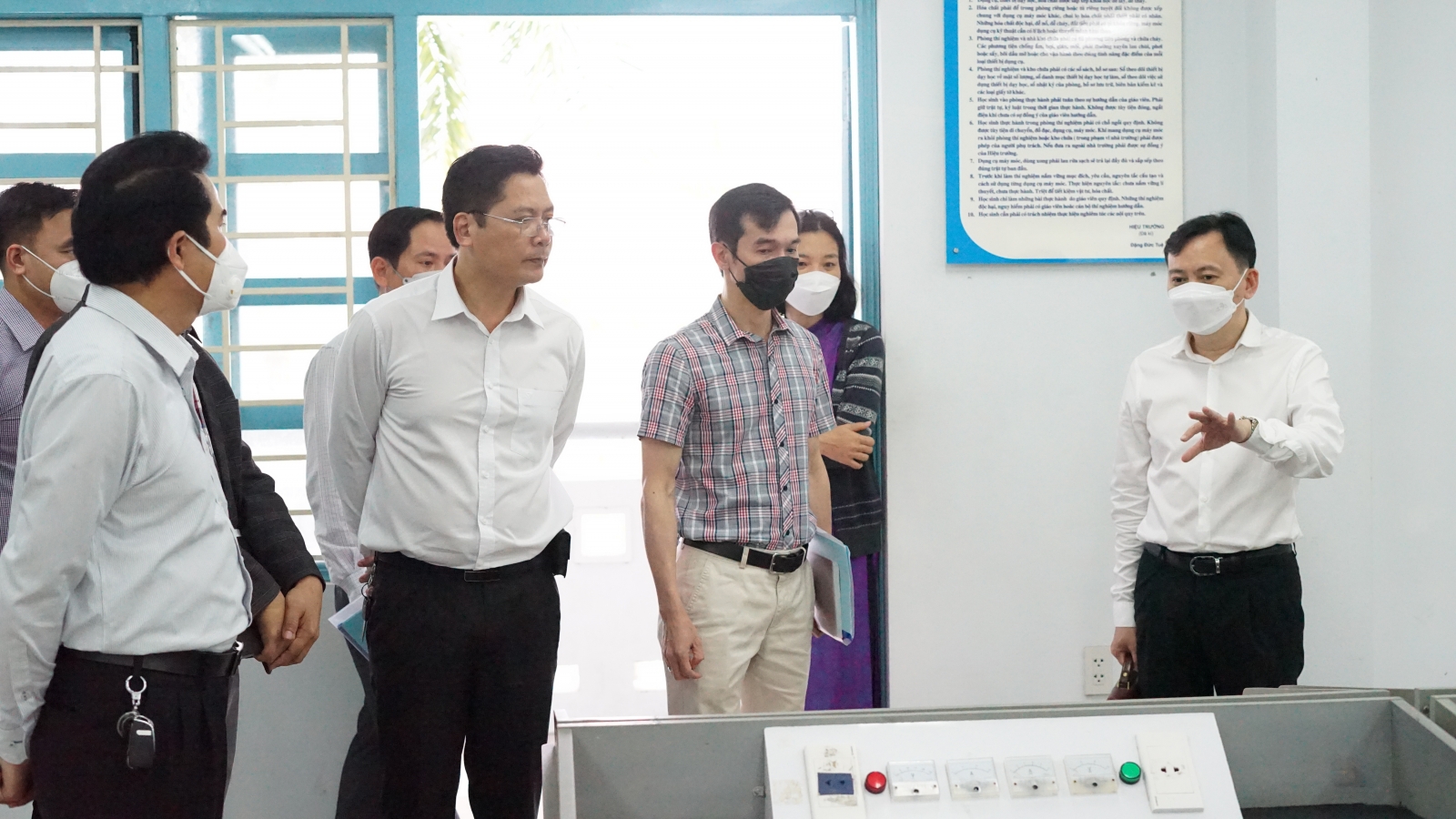 Đoàn công tác của Bộ GD&ĐT kiểm tra cơ sở vật chất trường học tại Thừa Thiên - Huế - Ảnh minh hoạ 6