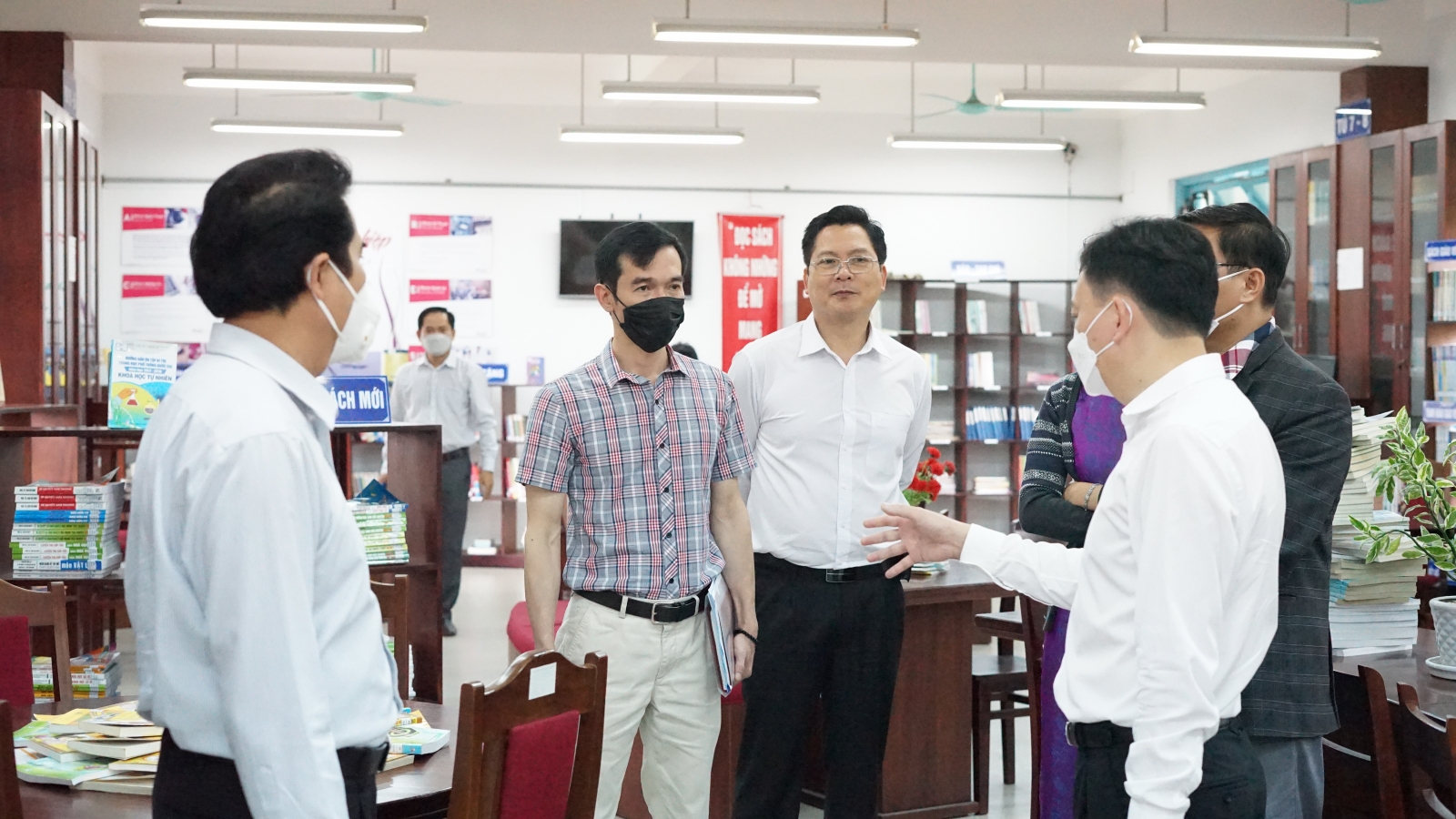 Đoàn công tác của Bộ GD&ĐT kiểm tra cơ sở vật chất trường học tại Thừa Thiên - Huế - Ảnh minh hoạ 4