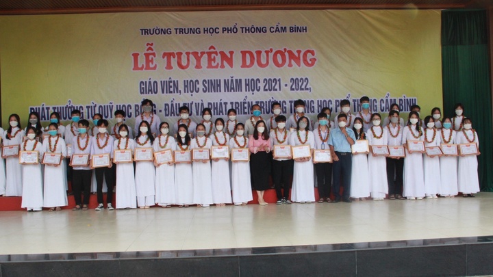 Hà Tĩnh: Trường THPT Cẩm Bình tuyên dương giáo viên, học sinh thành tích cao