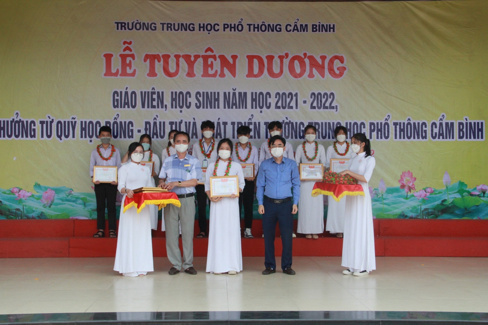 Hà Tĩnh: Trường THPT Cẩm Bình tuyên dương giáo viên, học sinh thành tích cao - Ảnh minh hoạ 4