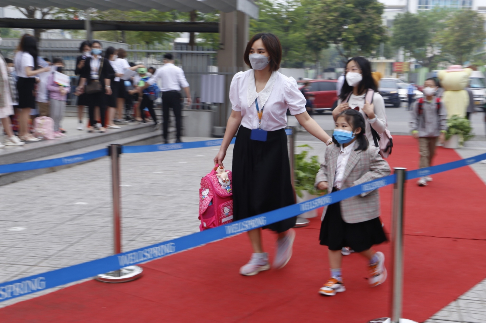 Học sinh tiểu học Hà thành hân hoan trong những tiết học sinh động ngày đầu trở lại trường - Ảnh minh hoạ 3