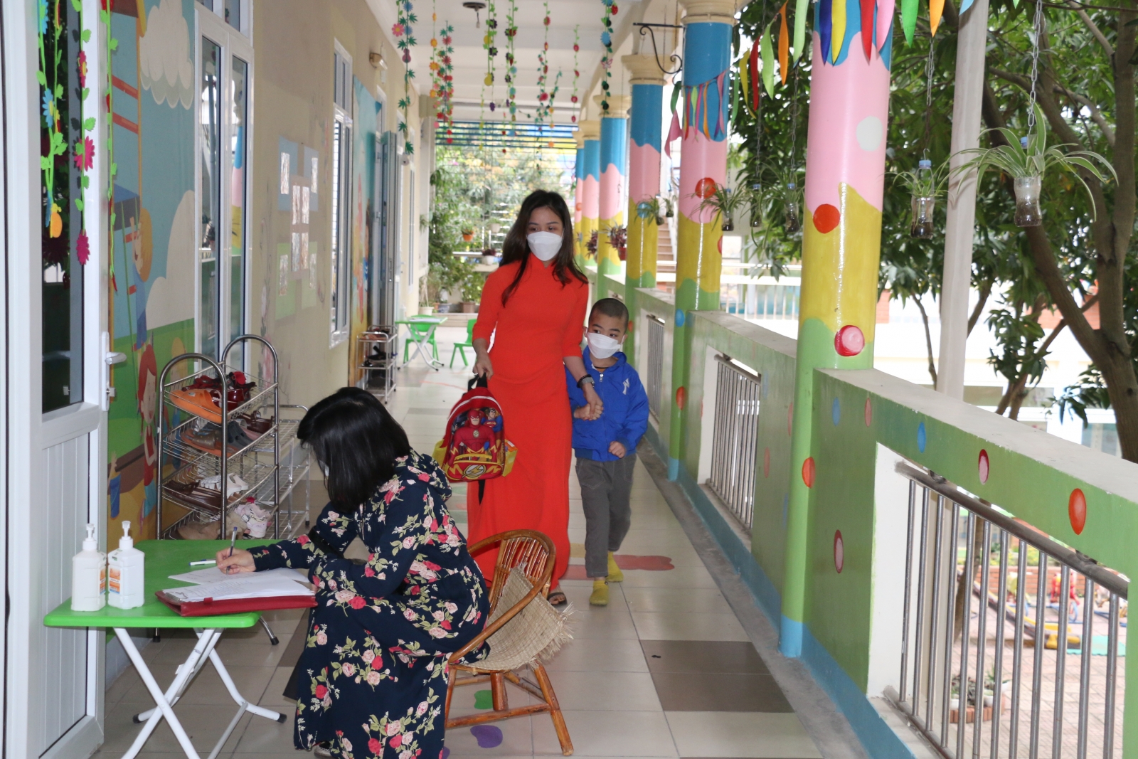 Nghệ An: Cô giáo mầm non vui mừng, xúc động đón trở lại trường - Ảnh minh hoạ 7