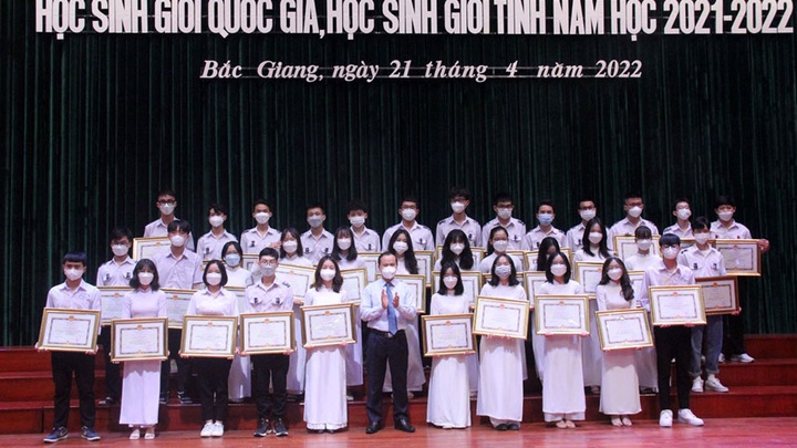 Bắc Giang: Tuyên dương, khen thưởng học sinh giỏi năm học 2021 -2022