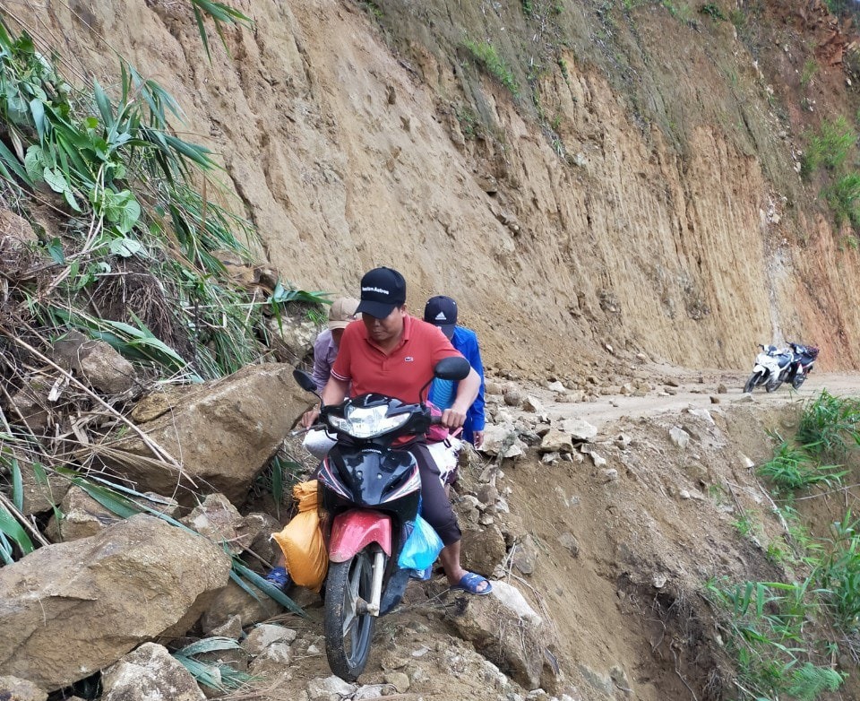 Cung đường vùng cao đón học sinh đến trường