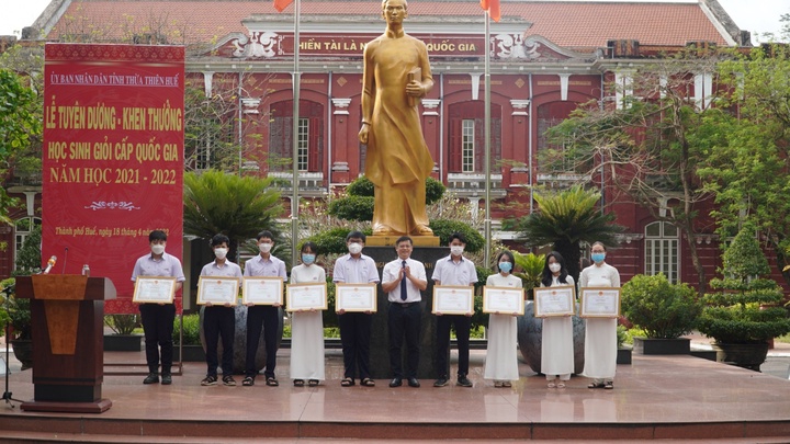 Thừa Thiên – Huế: Tuyên dương học sinh đạt thành tích cao trong Kỳ thi học sinh giỏi Quốc gia