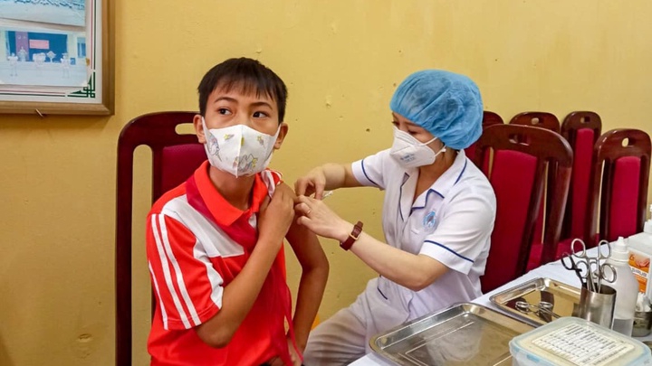 Hà Nội triển khai tiêm vắc xin phòng Covid-19 cho học sinh lớp 6