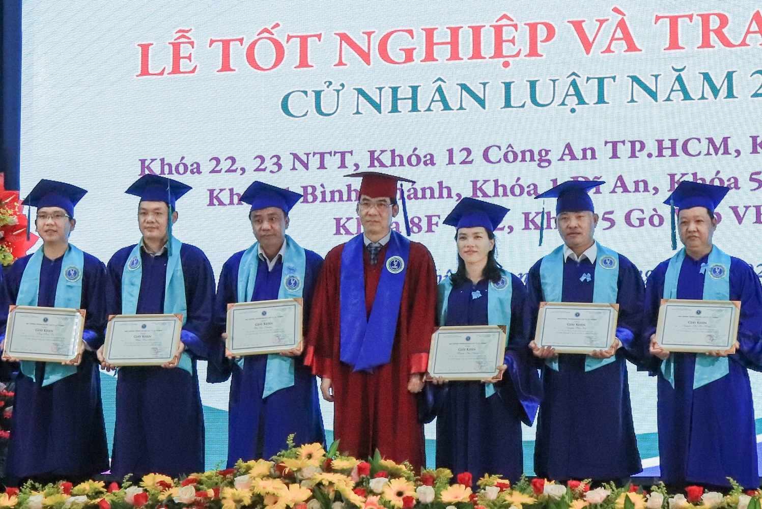 Trường ĐH Luật TPHCM trao bằng cho 397 cử nhân - Ảnh minh hoạ 2