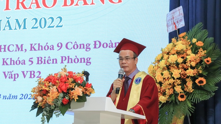 Trường ĐH Luật TPHCM trao bằng cho 397 cử nhân