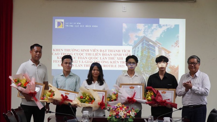 Đà Nẵng: Trường Đại học Bách khoa khen thưởng sinh viên Khoa Kiến trúc