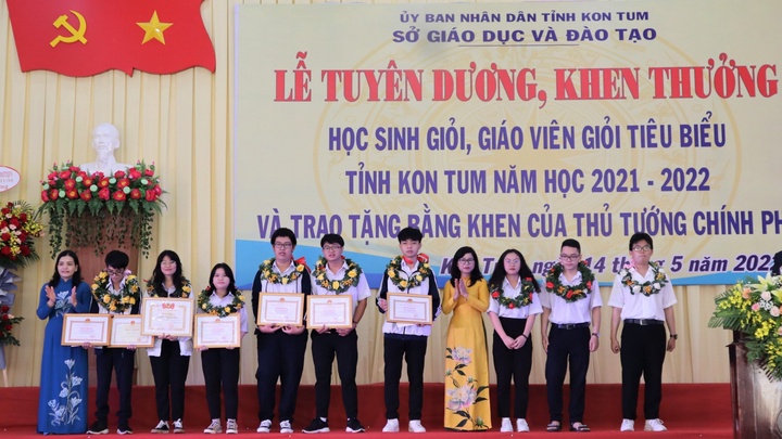 Kon Tum: Tuyên dương, khen thưởng giáo viên, học sinh giỏi tiêu biểu