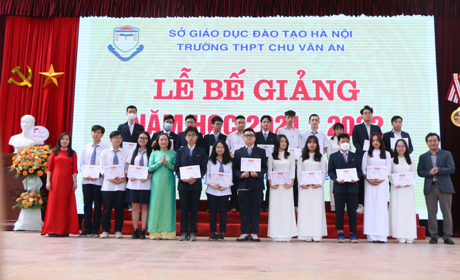 Hà Nội: Trường THPT Chu Văn An tổ chức lễ bế giảng năm học 2021-2022 - Ảnh minh hoạ 2