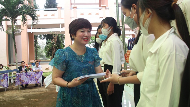 Báo Giáo dục và Thời đại mang niềm vui đến với học sinh biên giới Bình Phước
