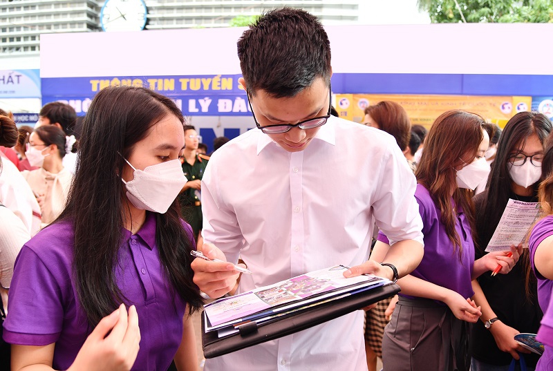 Hỗ trợ học sinh chọn nghề phù hợp: Thước đo là thị trường lao động - Ảnh minh hoạ 2