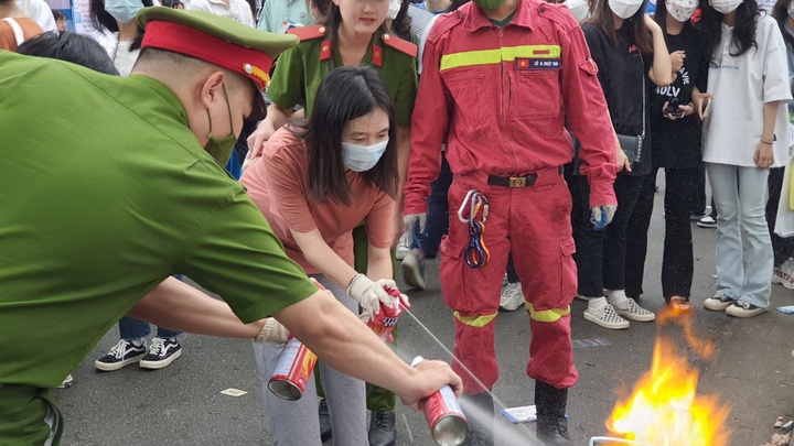 Trải nghiệm mô hình độc đáo tại ngày hội tư vấn tuyển sinh, hướng nghiệp