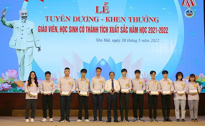 Yên Bái: Tuyên dương 181 giáo viên, học sinh có thành tích xuất sắc - Ảnh minh hoạ 3