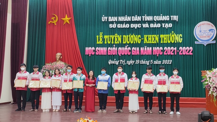 Quảng Trị tuyên dương, khen thưởng giáo viên, học sinh có thành tích xuất sắc