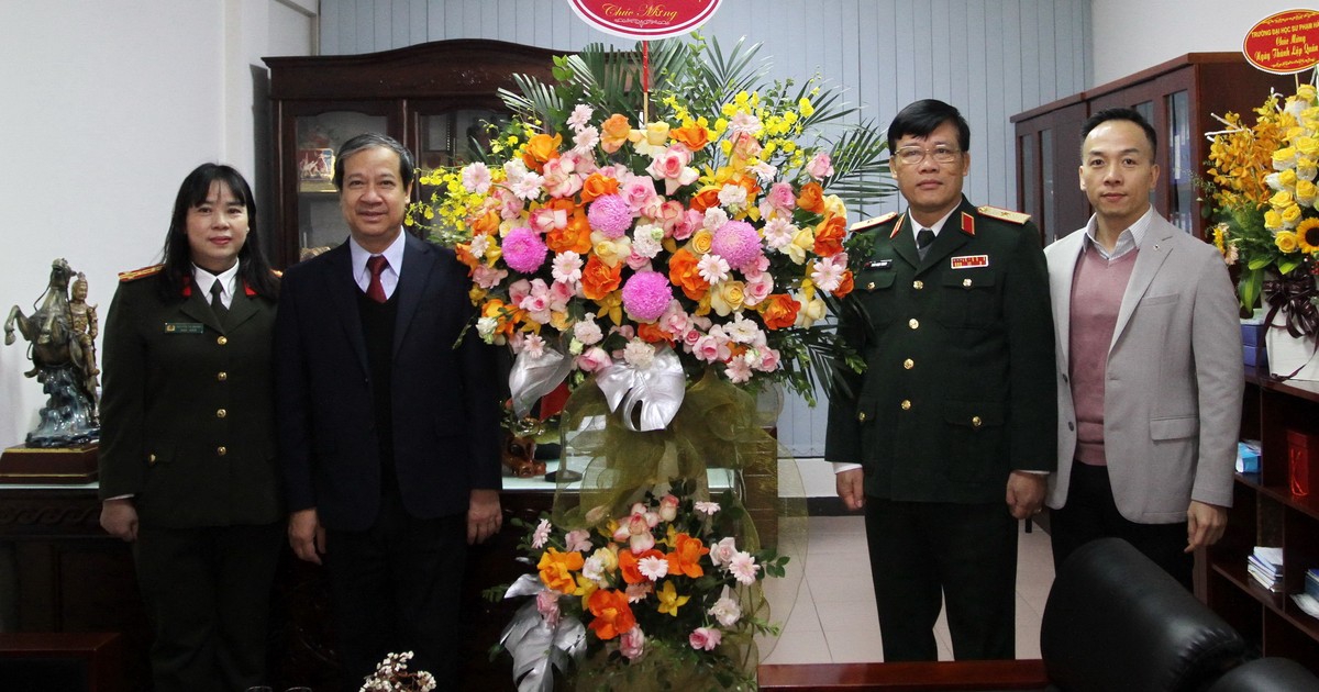 Bộ trưởng Nguyễn Kim Sơn chúc mừng Vụ Giáo dục Quốc phòng và An ninh