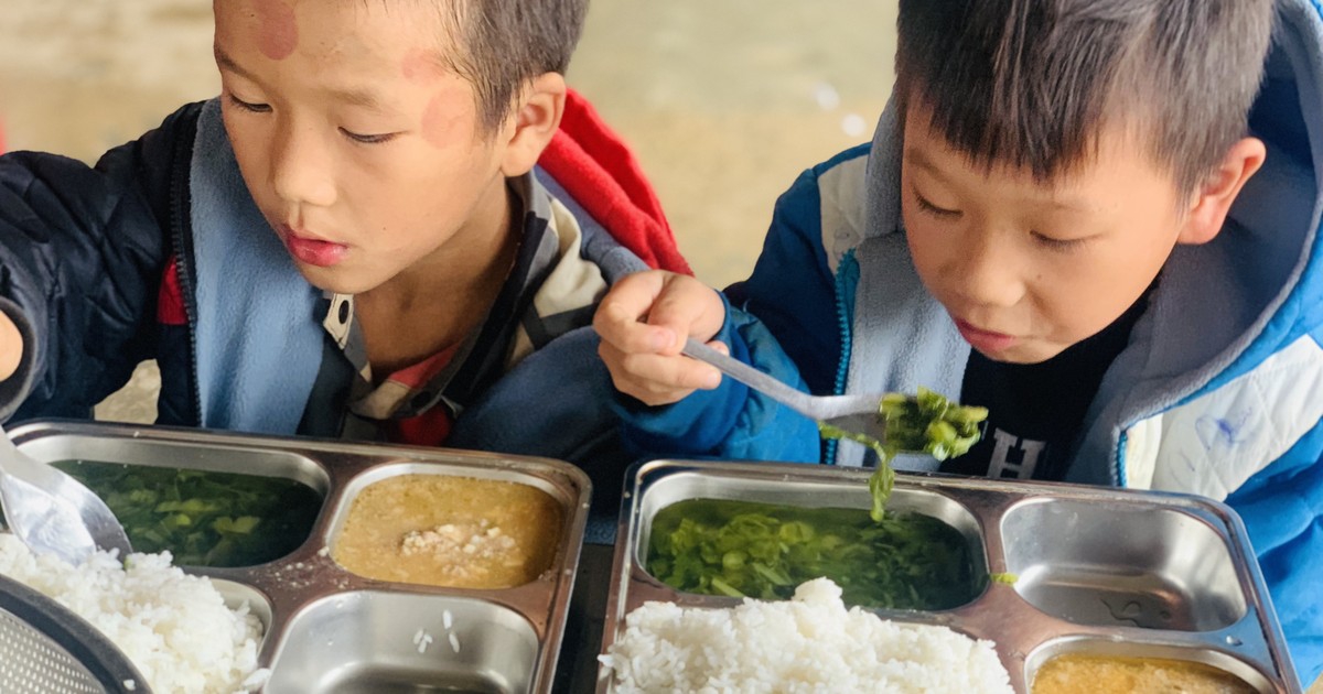 Vụ học sinh ăn mỳ tôm chan cơm: Đừng đánh đồng tất cả