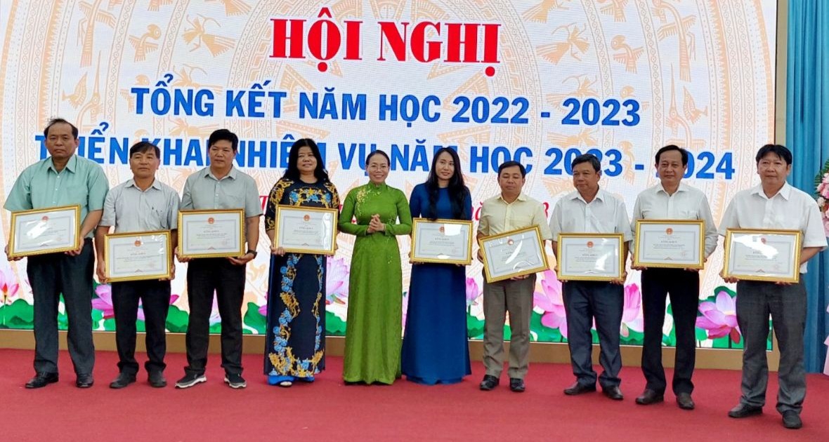 Thi đua khen thưởng trong trường học: &apos;Giật gấu vá vai&apos;