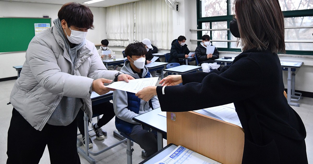 Học sinh Hàn Quốc kiện trường thu bài thi sớm