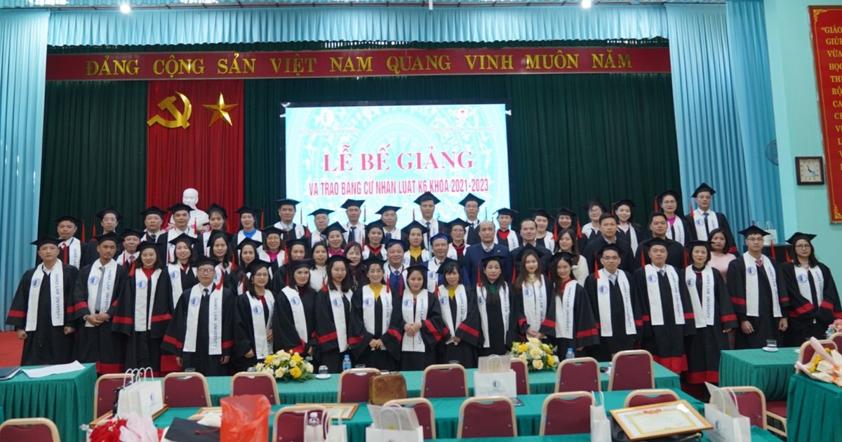 Trường Đại học Luật Hà Nội trao bằng cử nhân cho 53 học viên tại Vĩnh Phúc