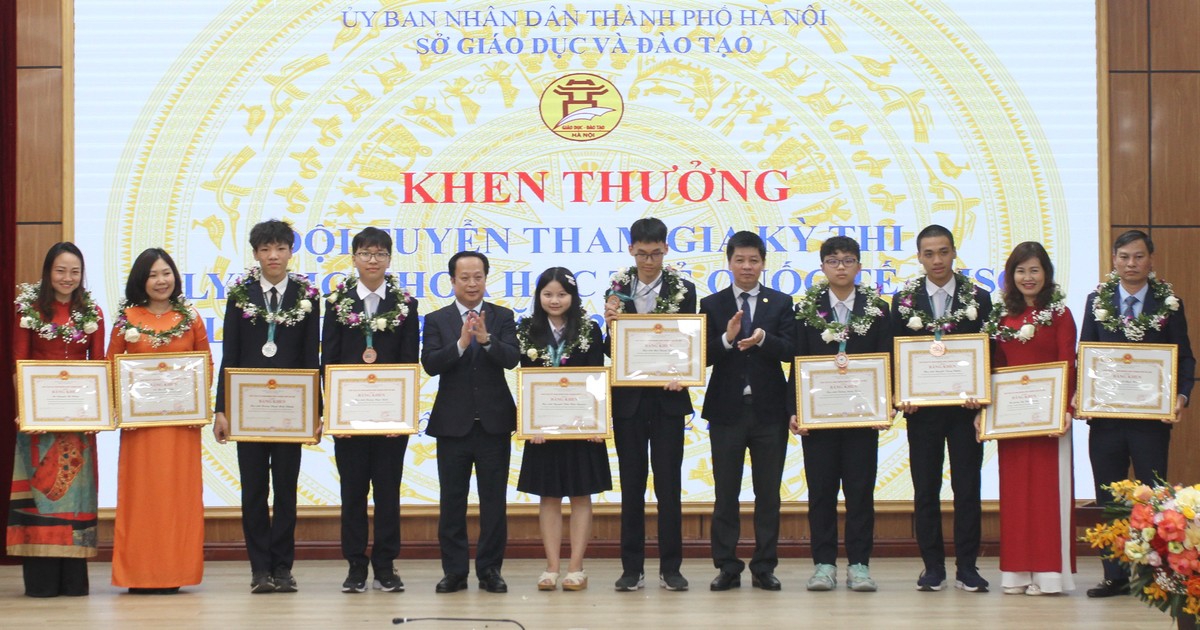 Hà Nội khen thưởng 6 học sinh đạt huy chương tại Olympic khoa học trẻ quốc tế