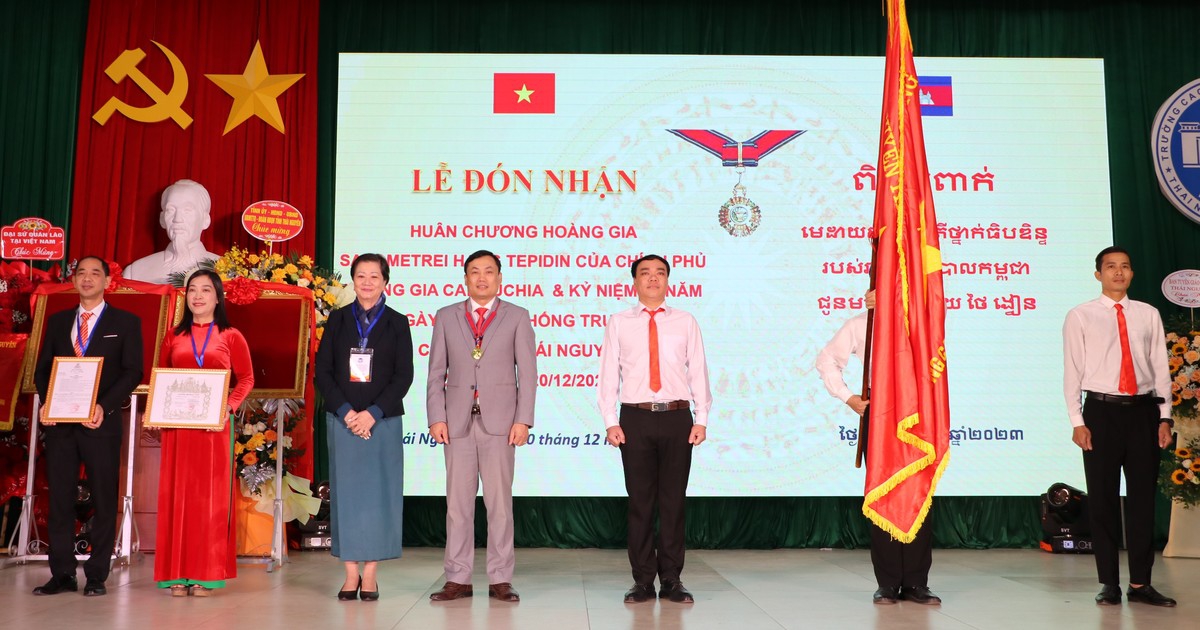 Trường Cao đẳng Thái Nguyên đón nhận huân chương của Chính phủ Lào, Campuchia