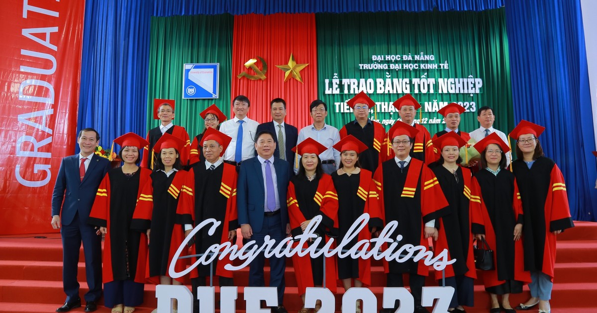 Trường ĐH Kinh tế Đà Nẵng trao bằng tiến sĩ, thạc sĩ cho các học viên quốc tế